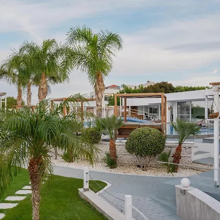 فيلة White Luxury خيرسونِسوس