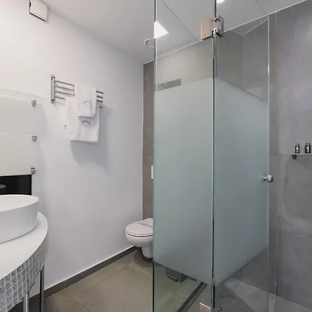 White Luxury فيلة خيرسونِسوس